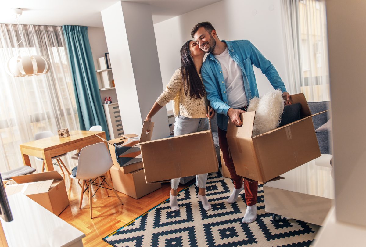pareja joven en su nueva casa, cuándo contratar un seguro de vida