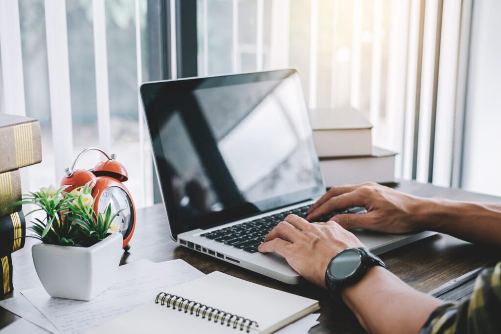 Seguro de vida para autónomos trabajando en su negocio