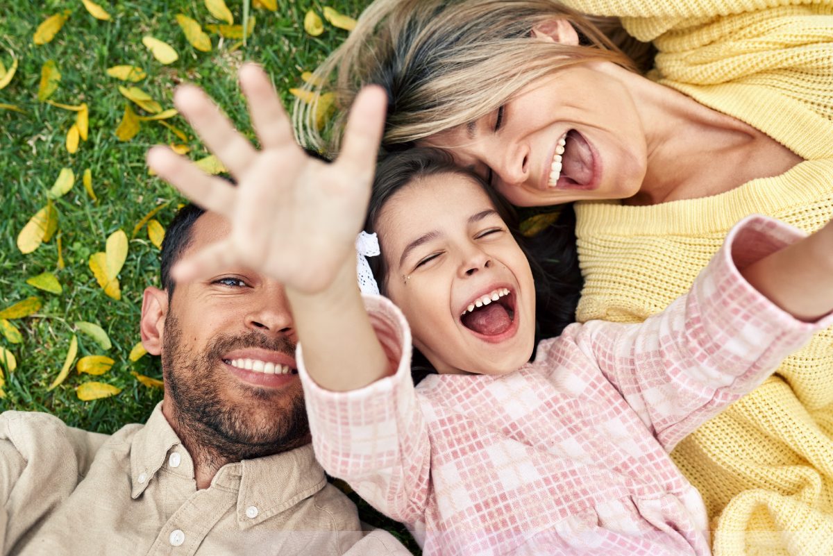 familia feliz en el parque, qué es un seguro de vida guía 2026
