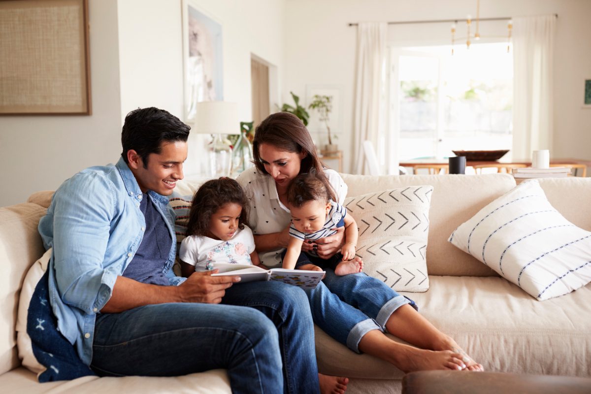familia con hijos en casa, seguro de vida para familias con hijos