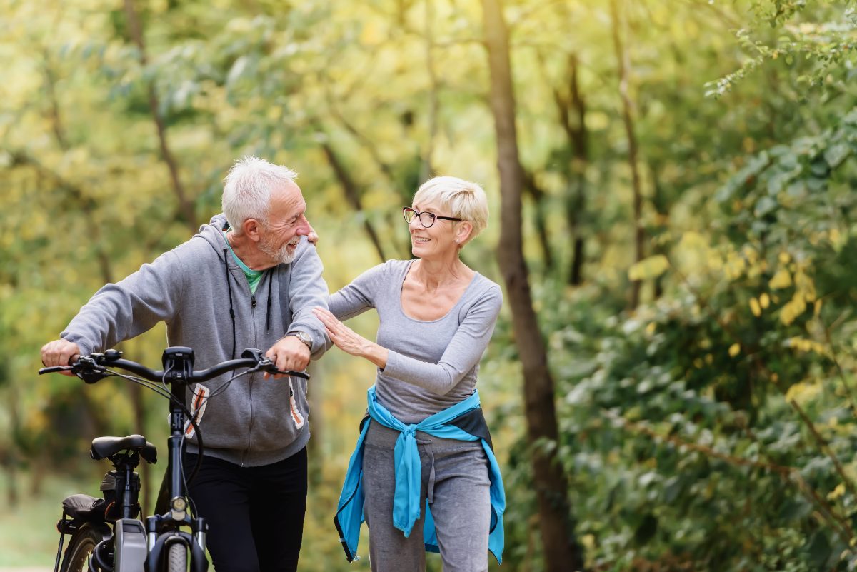 pareja mayor activa al aire libre, seguro de vida para mayores de 65 años