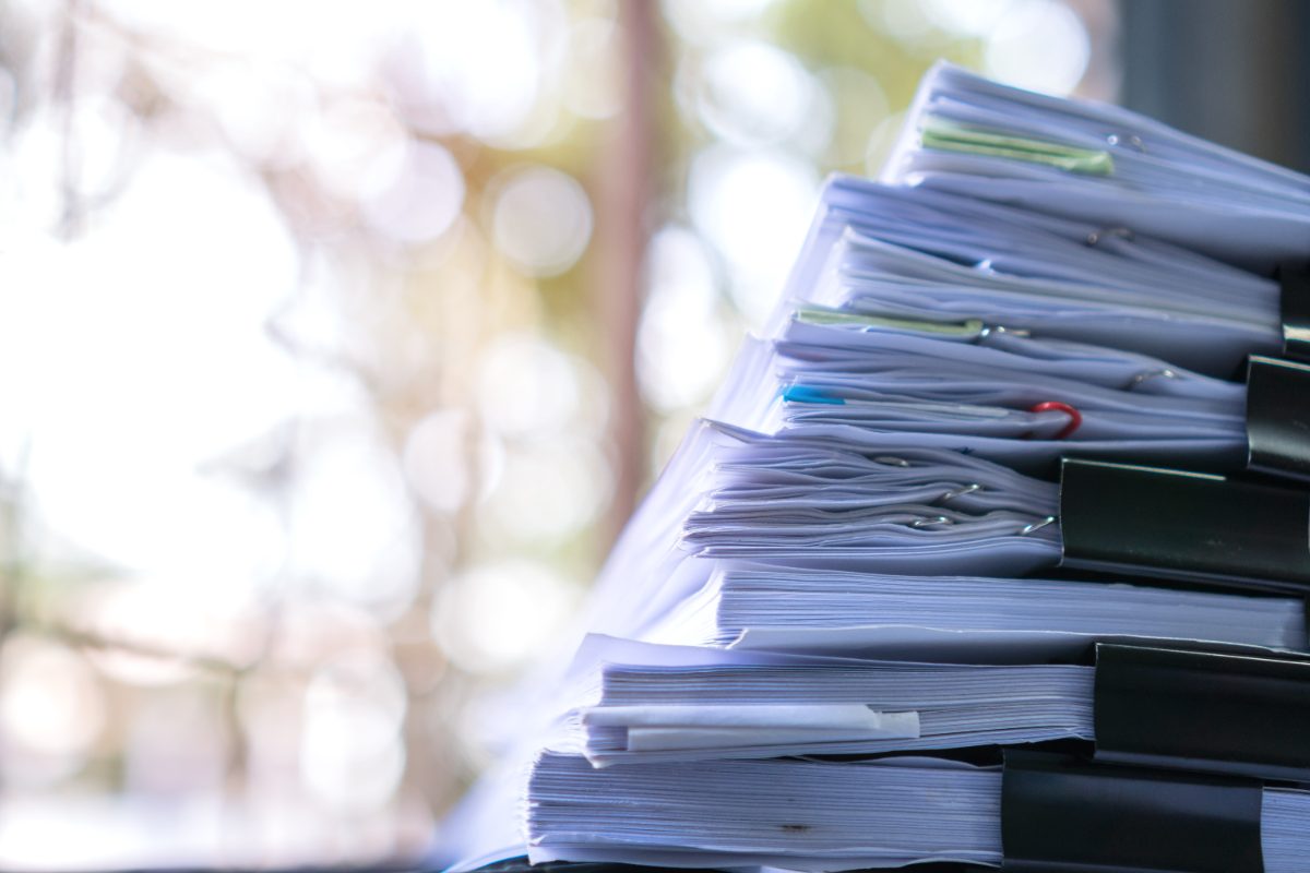 documentos y papeles en una mesa de oficina, tipos de seguros de vida