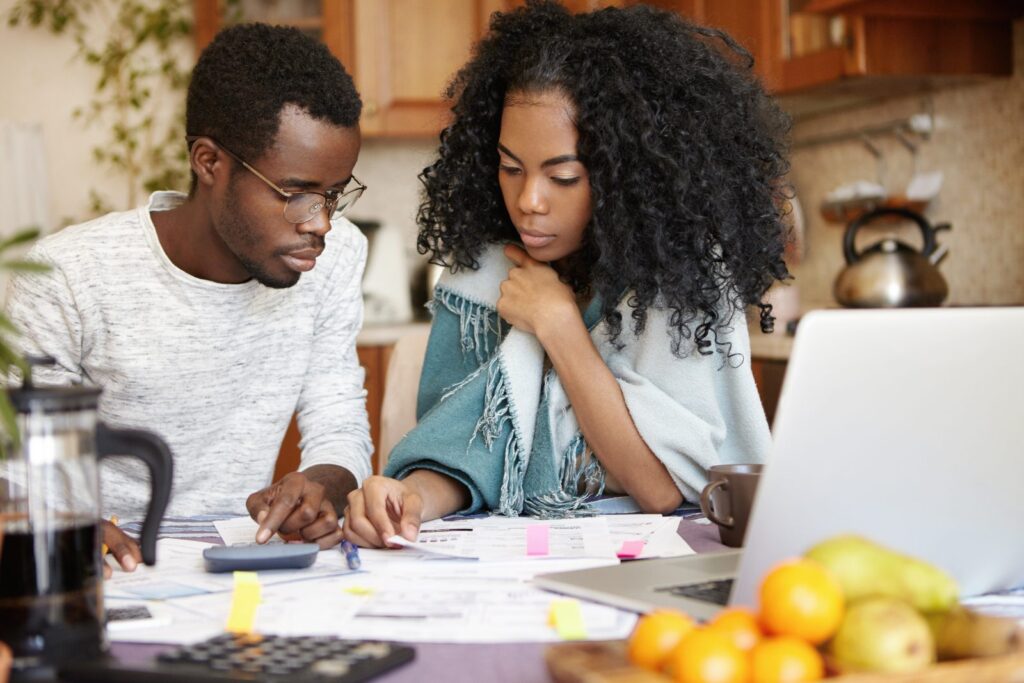 Cuánto capital contratar en el seguro de vida: pareja calculando el presupuesto familiar
