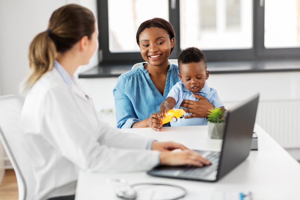 Familia extranjera con cobertura de seguro de salud privado Adeslas en España