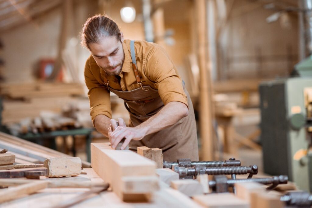 Seguro de vida para autónomos: artesano trabajando en su taller