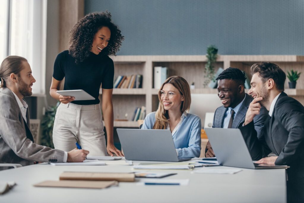 Seguro de vida colectivo para empresas: equipo reunido en la oficina
