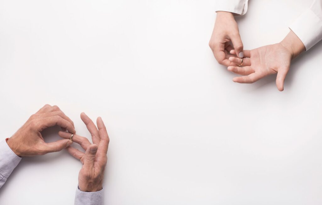 Divorcio y seguro de vida: pareja quiándose los anillos, cambio de beneficiarios