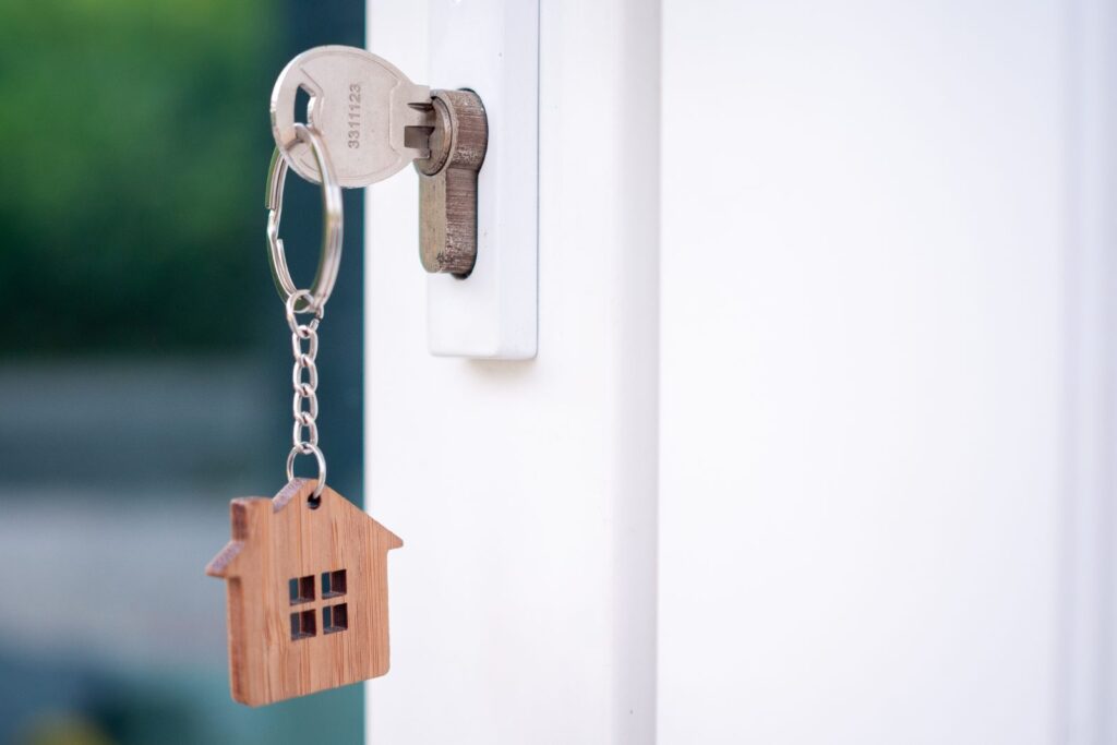 Seguro de vida e hipoteca: llave de casa en la cerradura