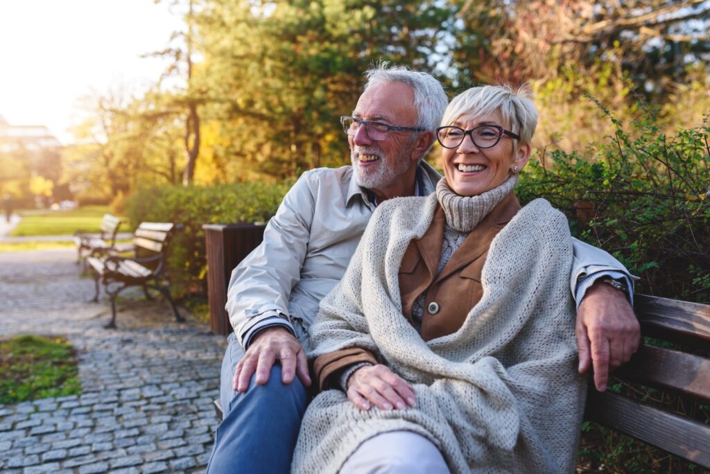 Seguro de vida para mayores de 60 años: pareja senior sonriendo en el parque
