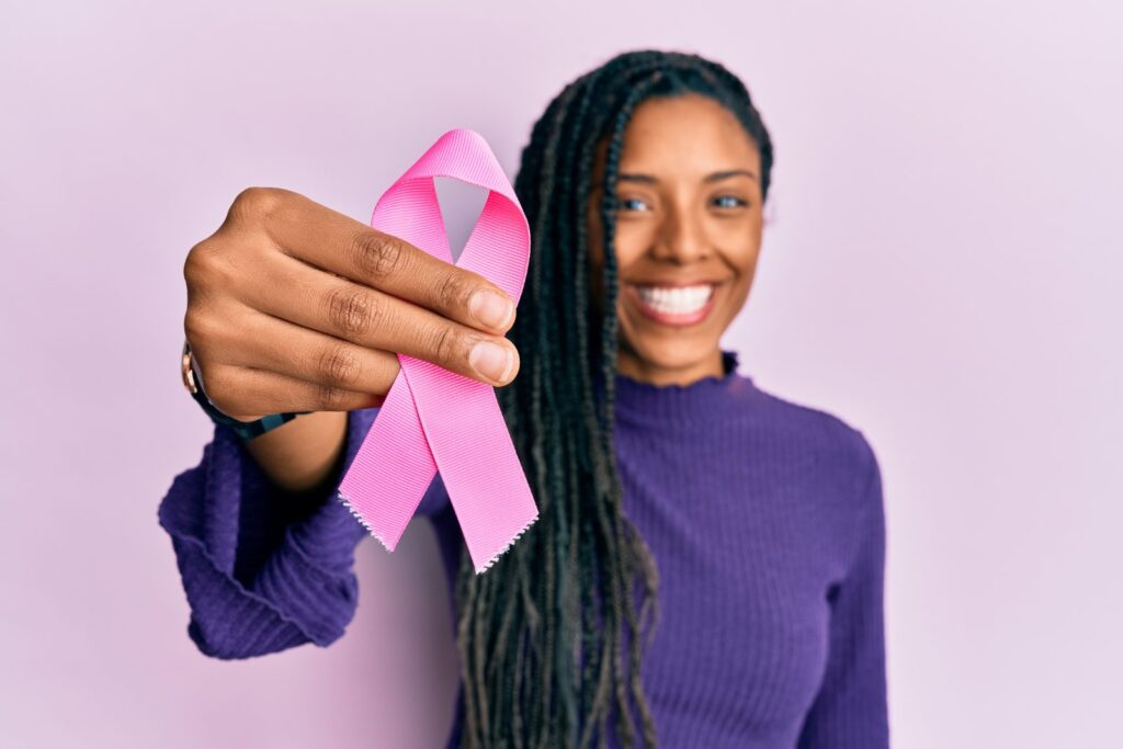 Mujer superviviente de cáncer con lazo rosa: derecho al olvido oncológico