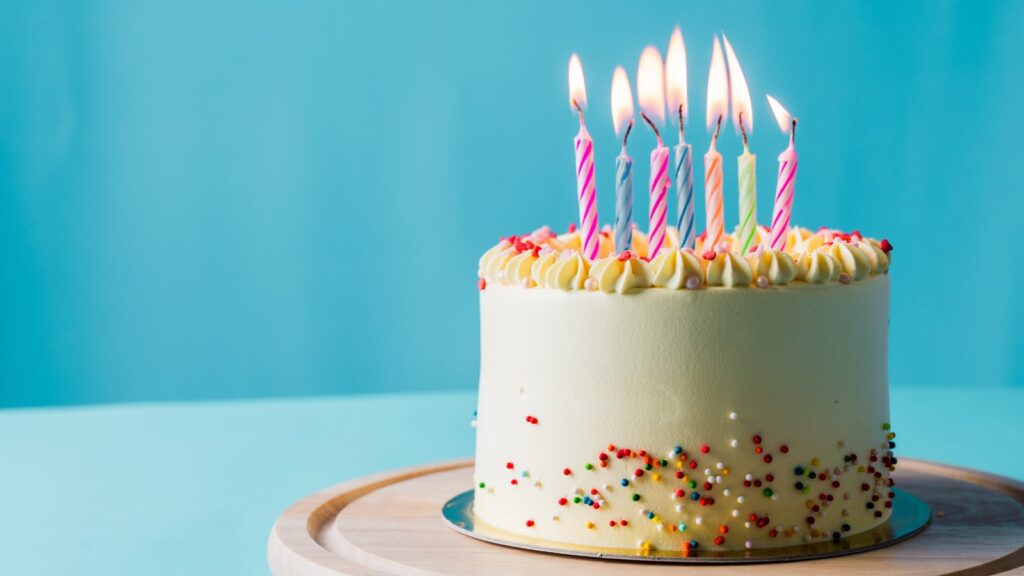 Tarta de cumpleaños con velas: edad actuarial en el seguro de vida