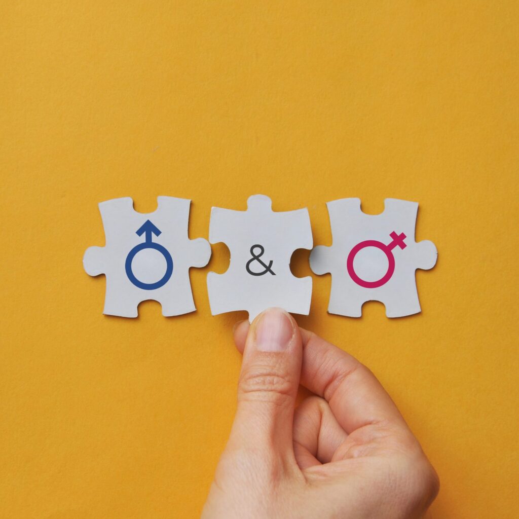 Símbolos masculino y femenino en piezas de puzle: primas unisex en el seguro de vida