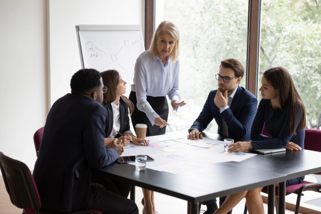 Directiva liderando una reunión: seguro de persona clave para la empresa