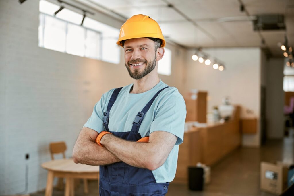 Trabajador con casco: seguro de vida al cambiar de profesión