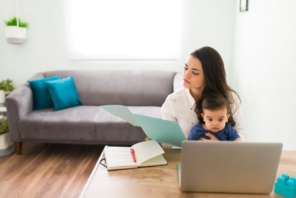 Madre sola trabajando en casa con su bebé: seguro de vida para familias monoparentales
