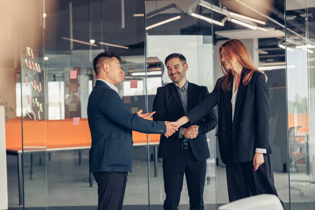 Apretón de manos entre socios: seguro de vida para socios de empresa