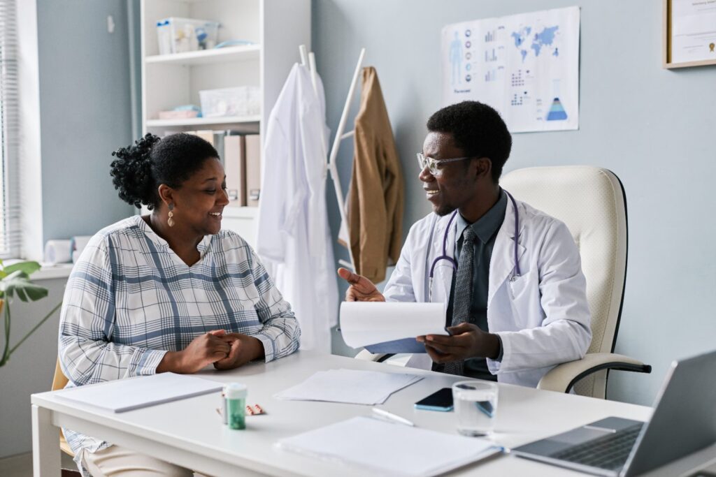 Médico hablando con una paciente sobre el seguro de vida con VIH